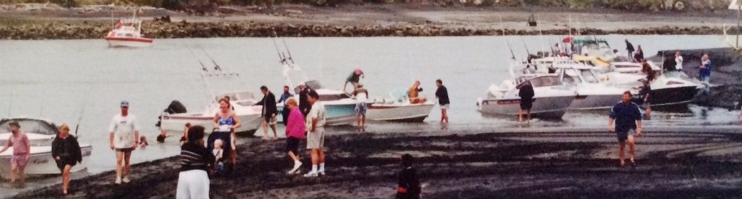 launching boats off patea in the old days